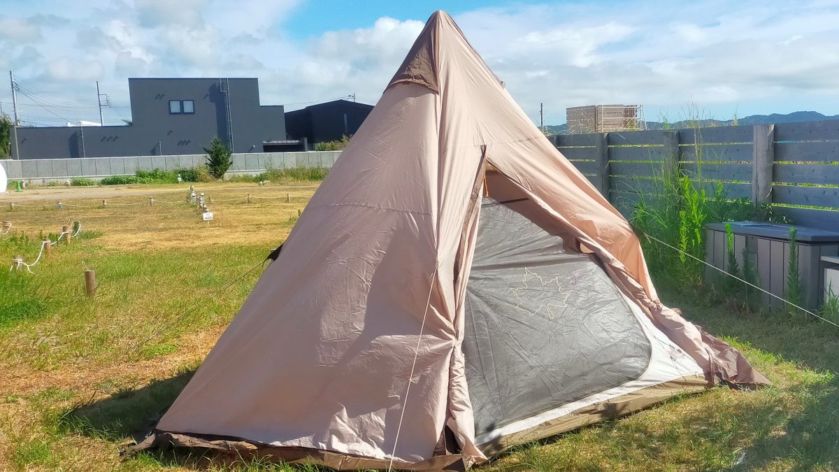 VポールTepee400が芝生の上に設営されている様子。