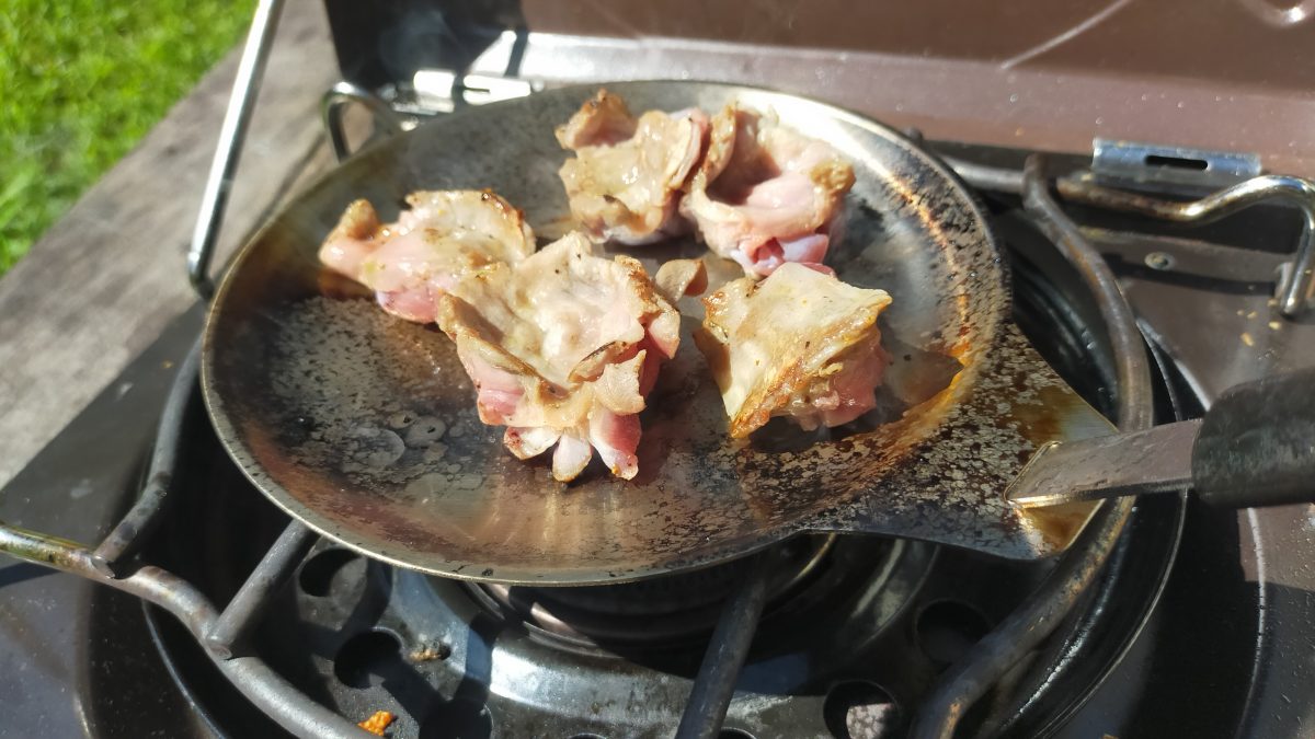 アウトドア用フライパンで鶏の砂肝を焼いている様子。