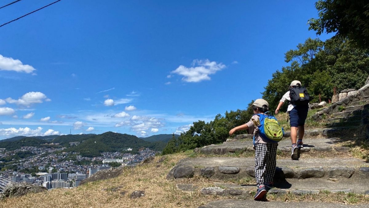 山道を駆け上がる兄弟