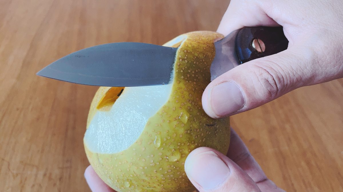 折畳式ナイフで梨をむく