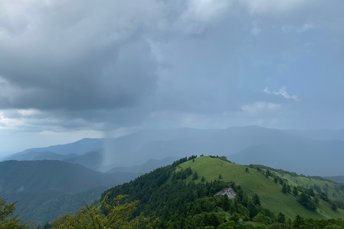 茶臼山の向こうの雨雲