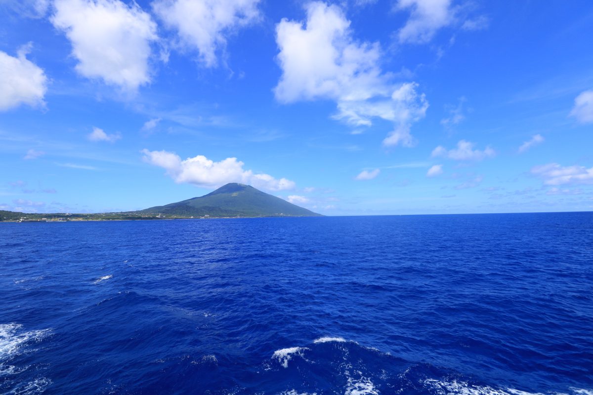 海の向こうに八丈富士が見えている。