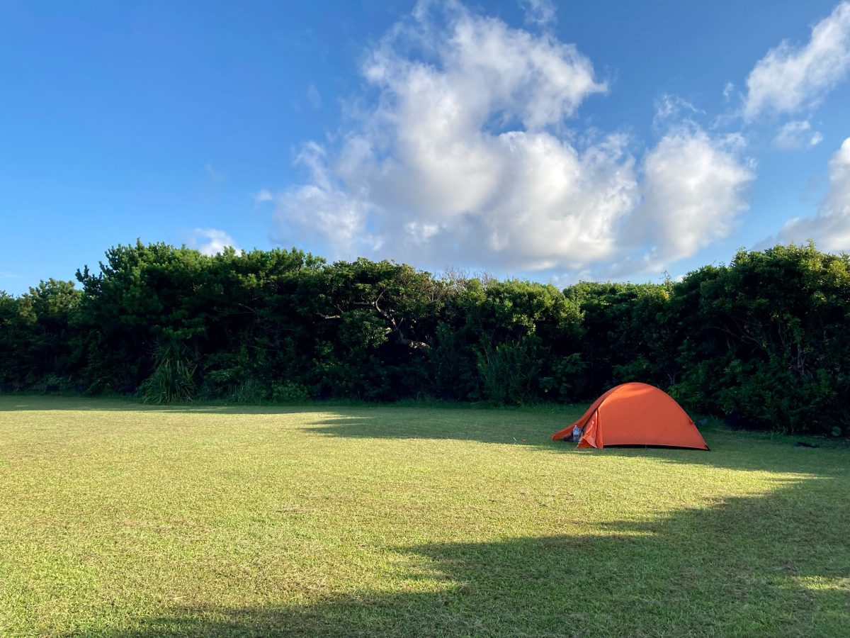 キャンプ場にオレンジ色のテントが張ってはる。