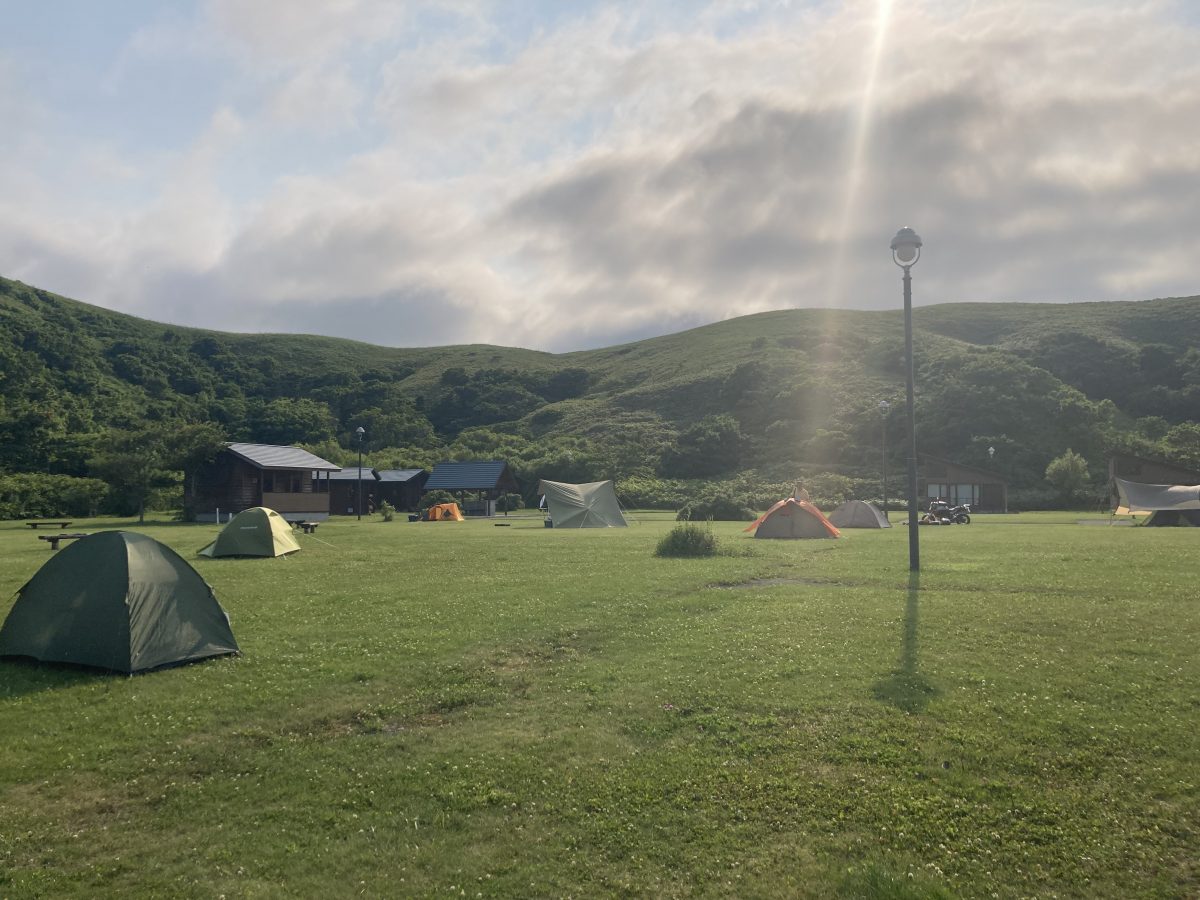 キャンプ場にテントが張られている。