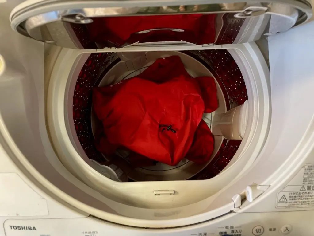 赤いウェアが入った洗濯機