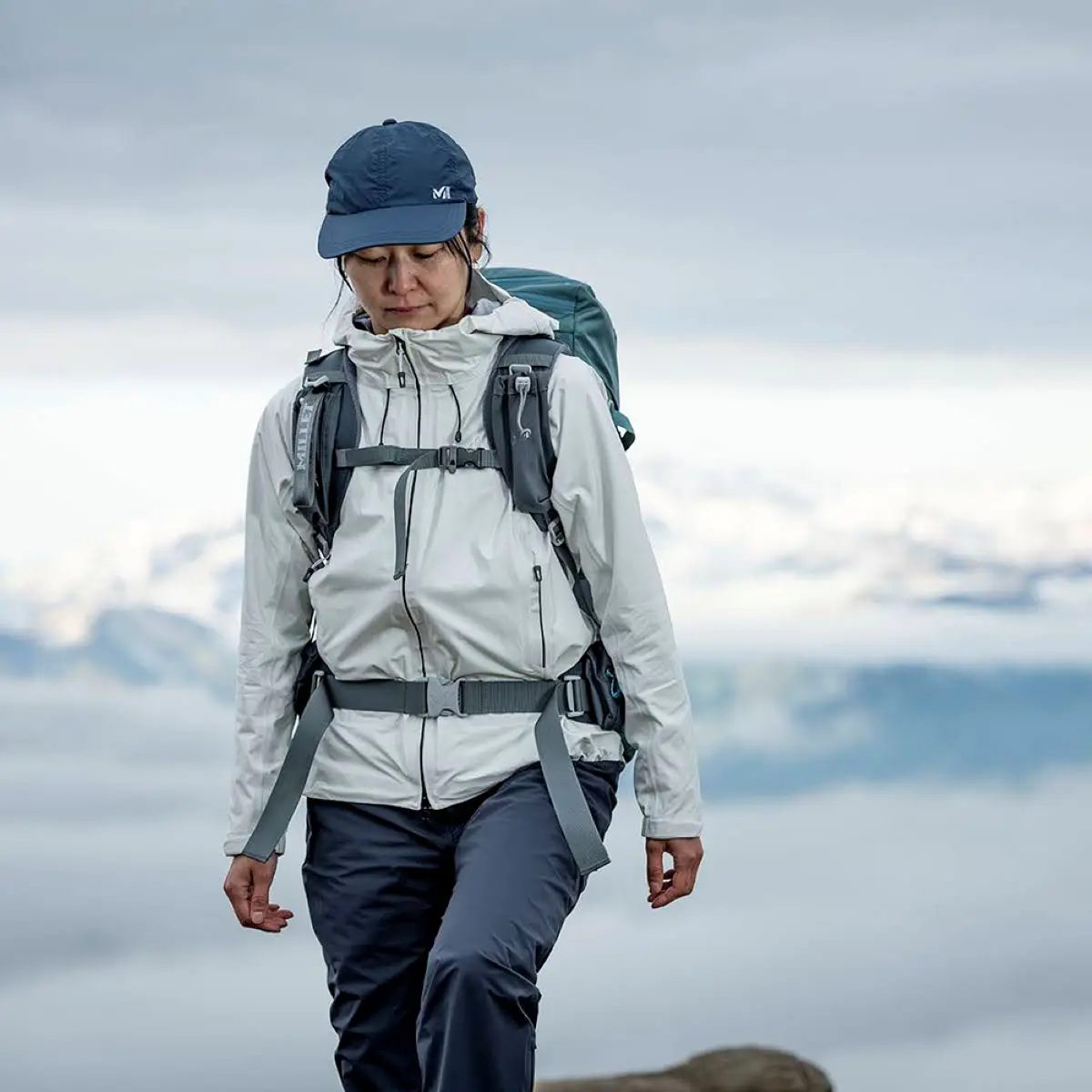 登山をする女性