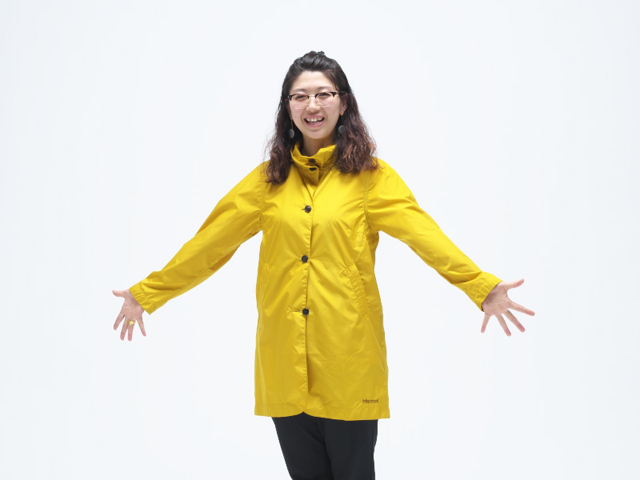 黄色のウェアを着た女性