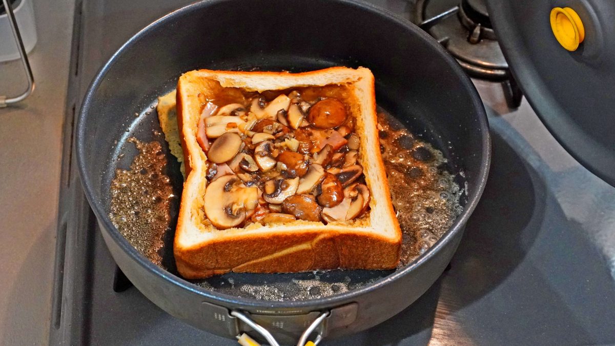 キッシュトーストを蒸し焼きにする