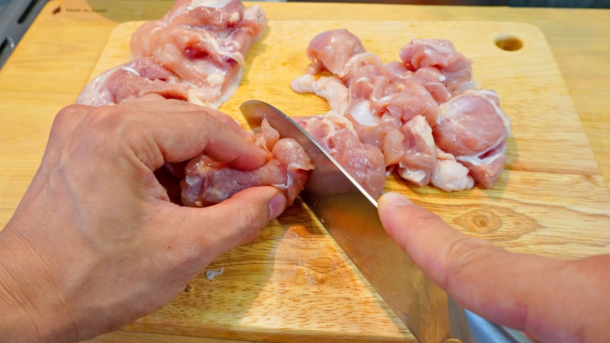 鶏もも肉を切る
