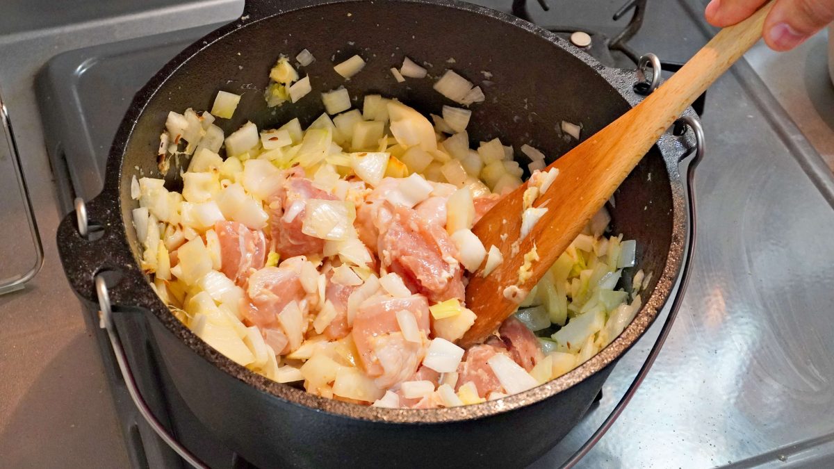 鶏もも肉を加えて炒める