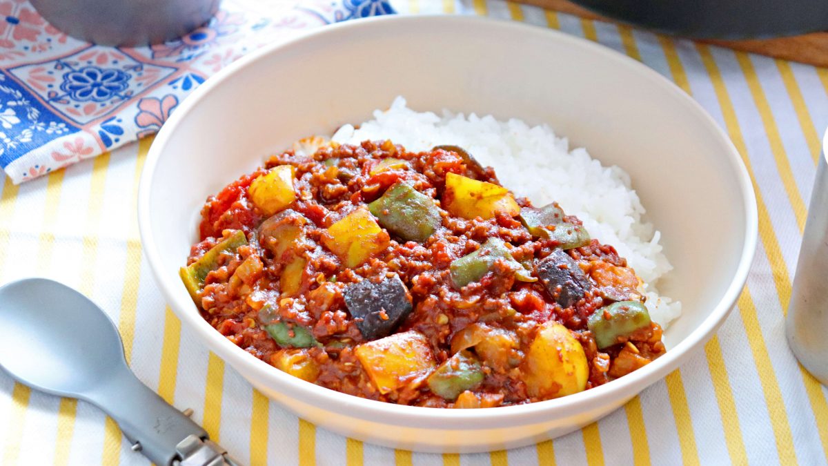 ダッチオーブンで作る夏野菜のキーマカレー