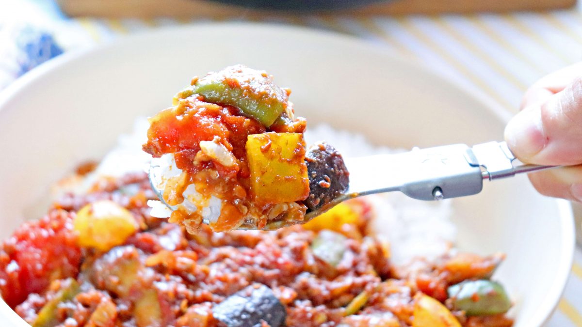 ダッチオーブンで作る夏野菜のキーマカレー