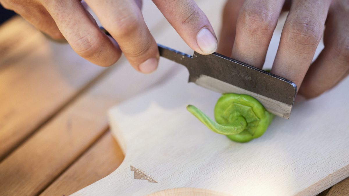 野菜を切る