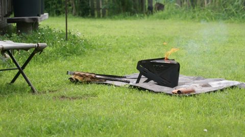 限定のブラックカラー出たっ！ 秋キャンプで欠かせないこだわりの焚き火台