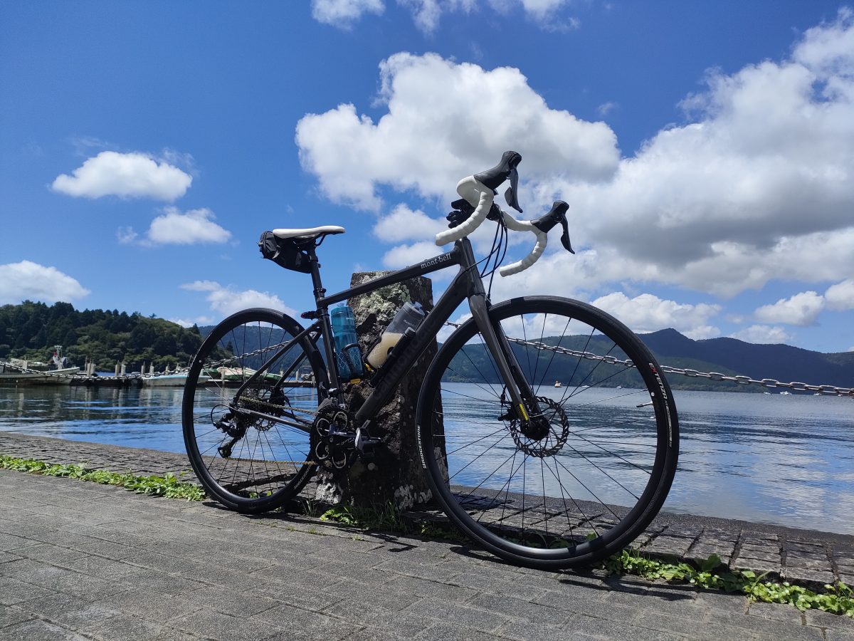 芦ノ湖とロードバイク
