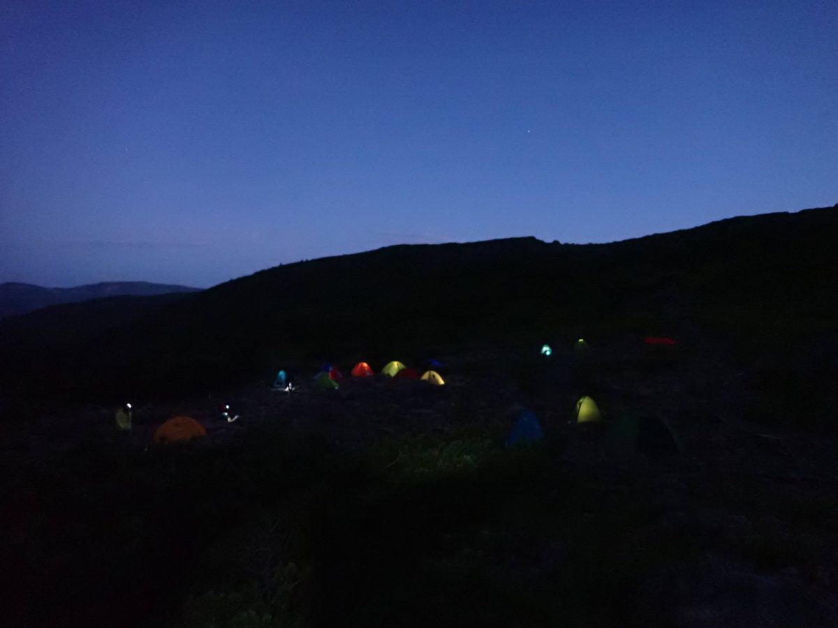 夜明け前にテント場