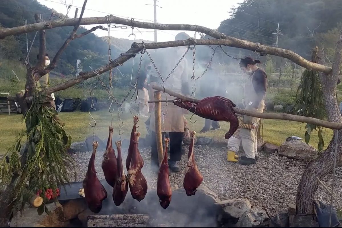 前夜祭には鹿の丸焼きが登場！