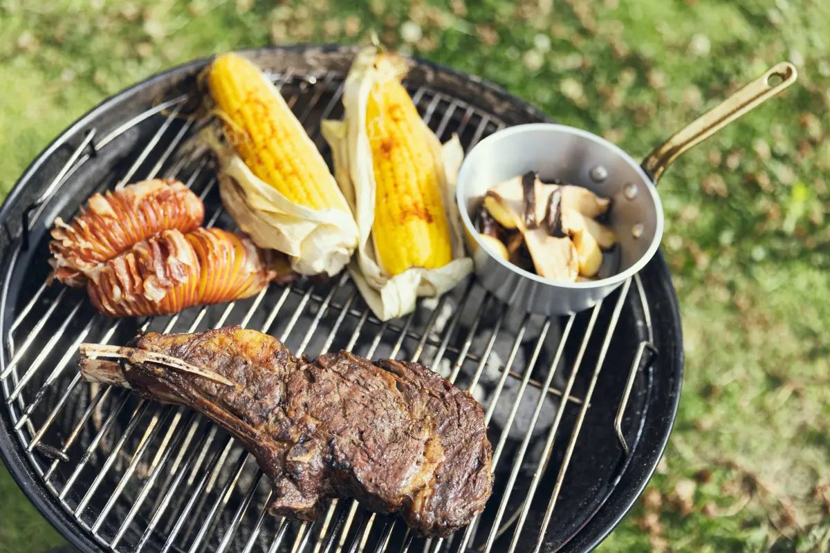 肉や野菜を焼く様子