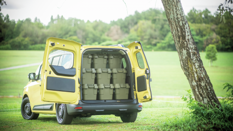 ルノー「カングー」のドデカいラゲッジを引き立てるダブルバックドアを見よっ