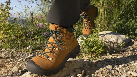 靴底にメッセージが…!?KEENハイキングシューズが環境倫理プログラム「LEAVE NO TRACE」とコラボ