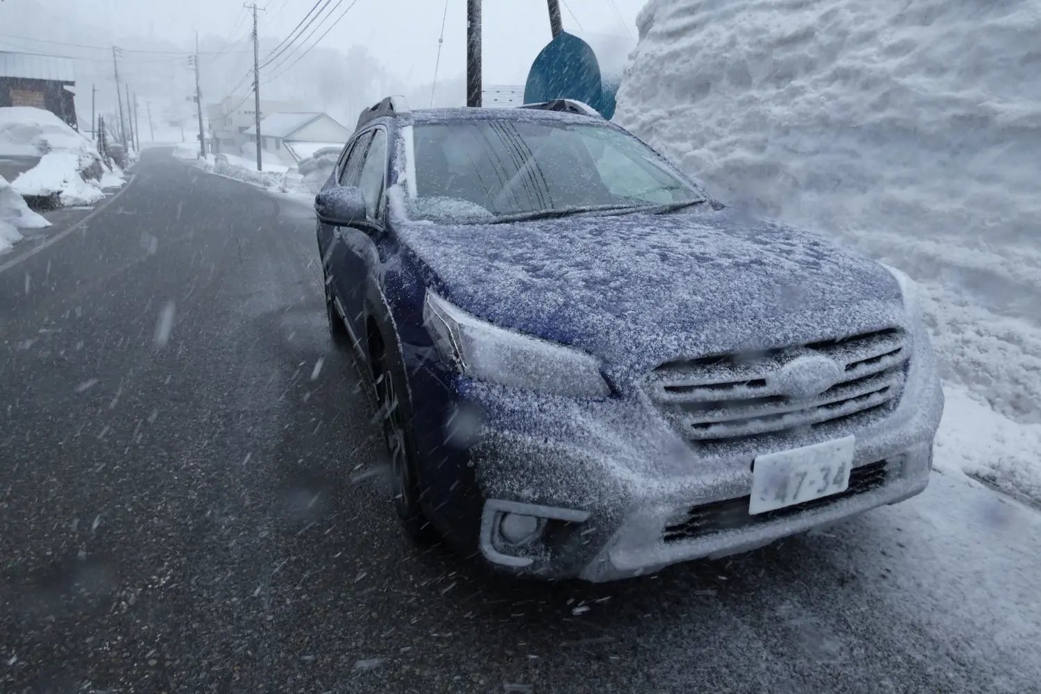 雪の中走る車