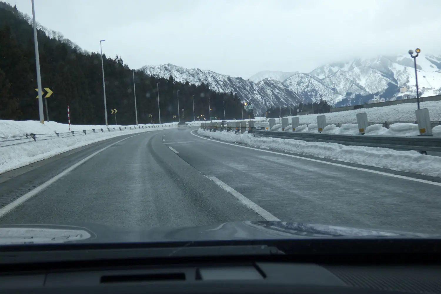 車内から見た雪の降る道路