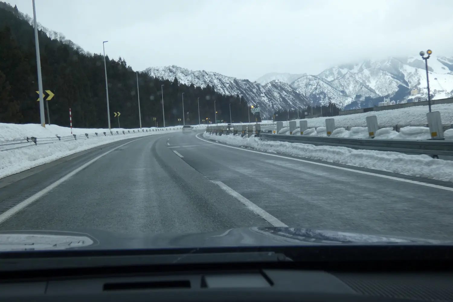 車内から見た雪の降る道路