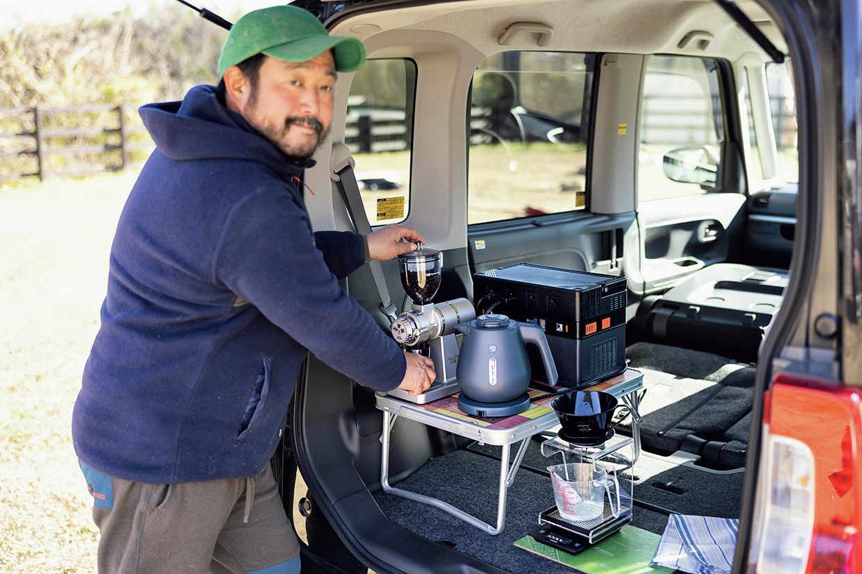 車の後部座席でコーヒーを入れる様子