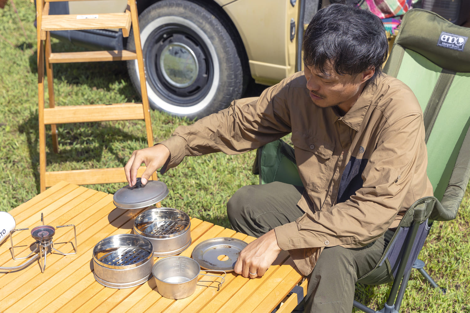 シェラカップ用蒸し器を使う青木さん