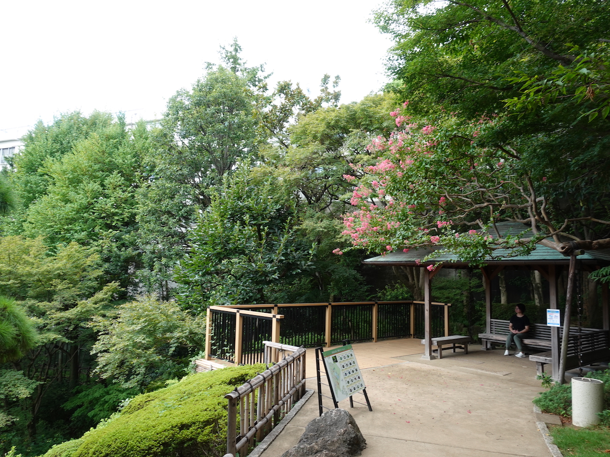 池田山公園の山頂らしき場所にある東屋。