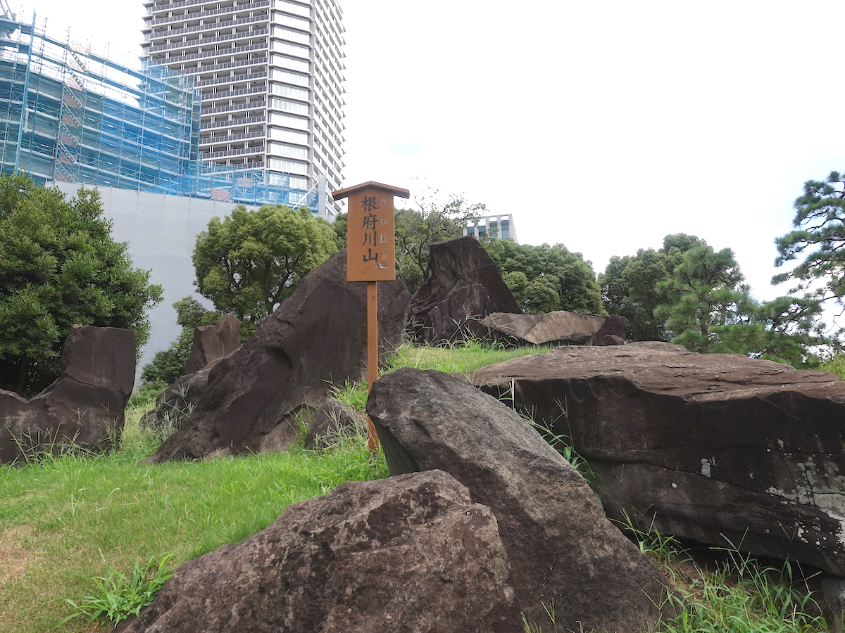 小田原の火山岩などでできているといわれる根府川山。