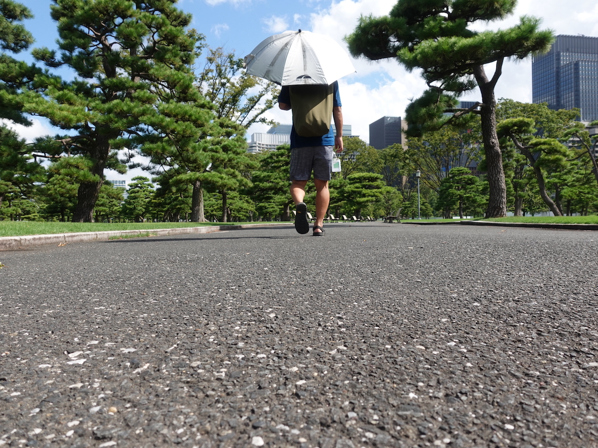 都心の容赦ない日差し対策に日傘は不可欠。