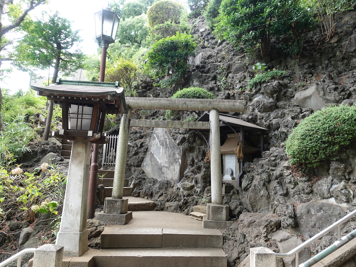 急登の中腹あたりにある山門。