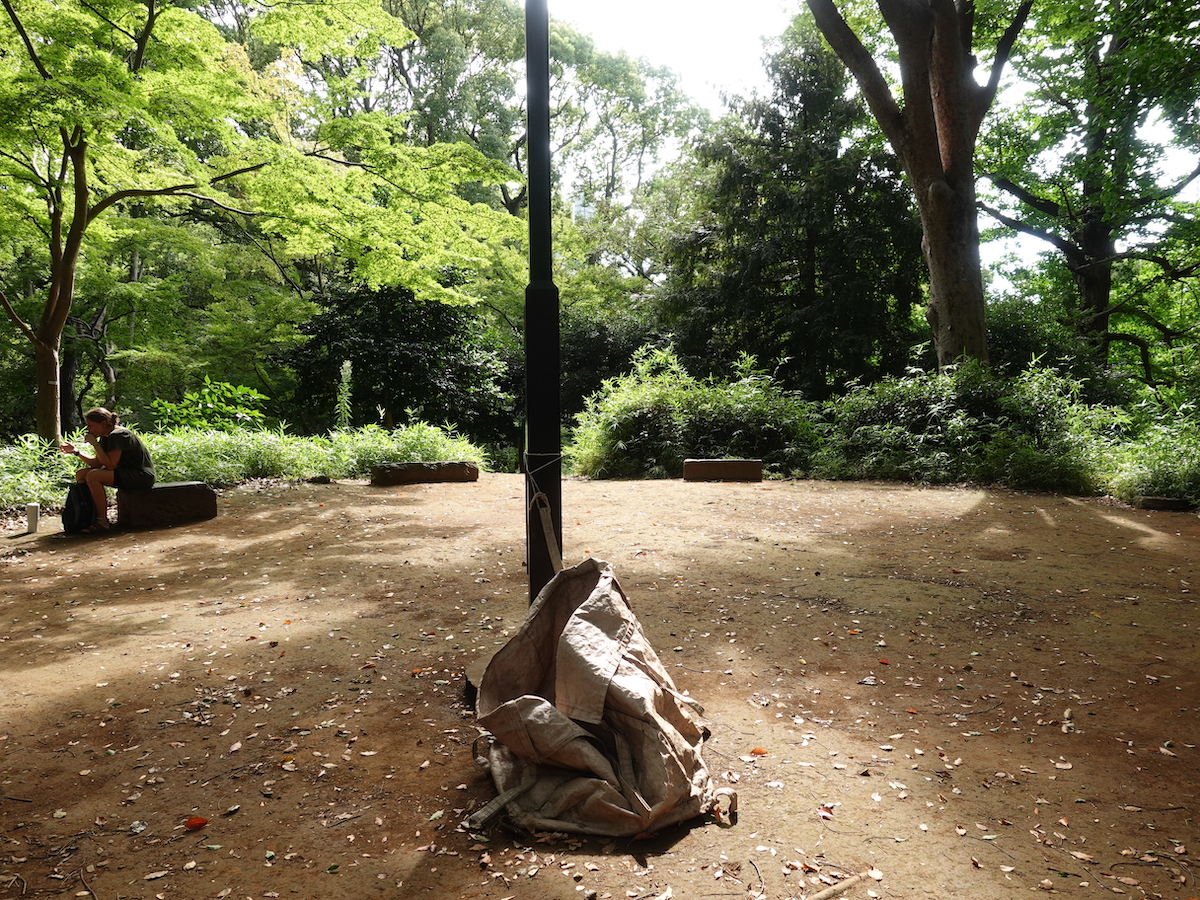 特にこれというものはないが、休憩に最適な摺鉢山の山頂。