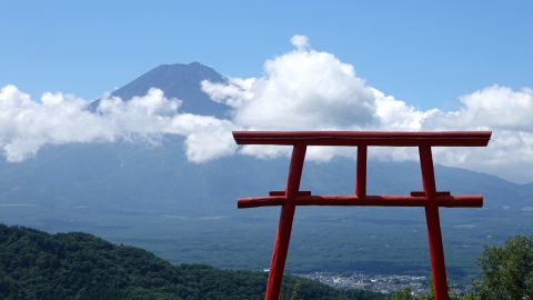 富士山を望む絶景に出会った！山梨県にある「天空の鳥居」と「母の白滝」を親子でトレッキング
