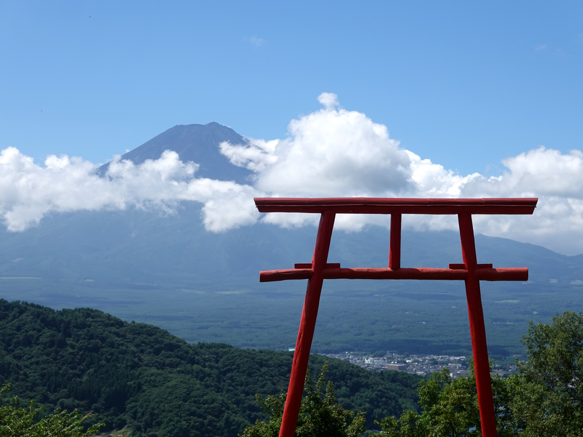天空の鳥居の向こうに見える富士山