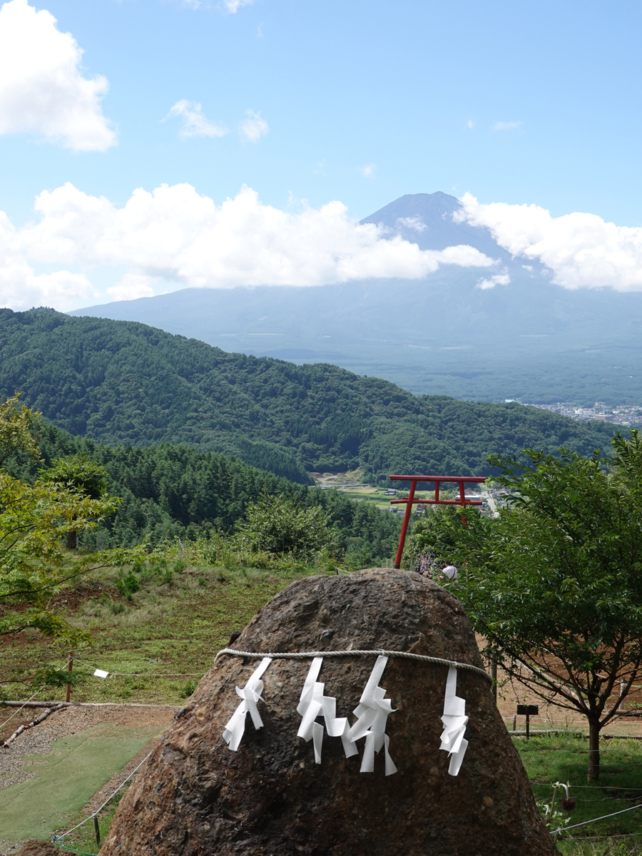 天空の鳥居と富士山