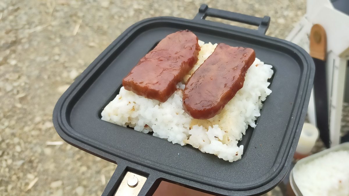 ホットサンドメーカーの内側に、ご飯と焼き肉が入っている。