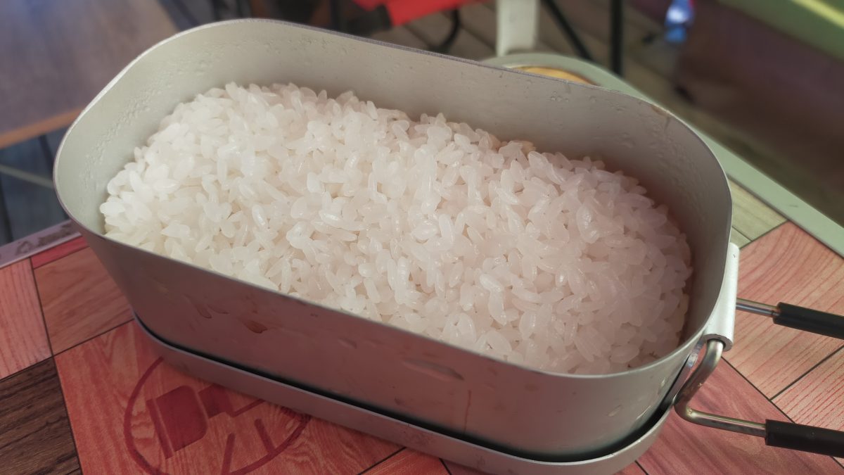 メスティンの中に冷やご飯が入っている。