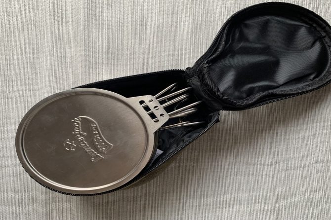 キャンピングムーンのシェラカップケース梨型、広げた状態