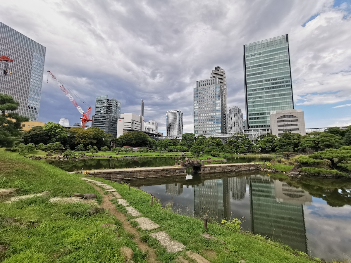 高層ビルに囲まれたアーバンな庭園風景。