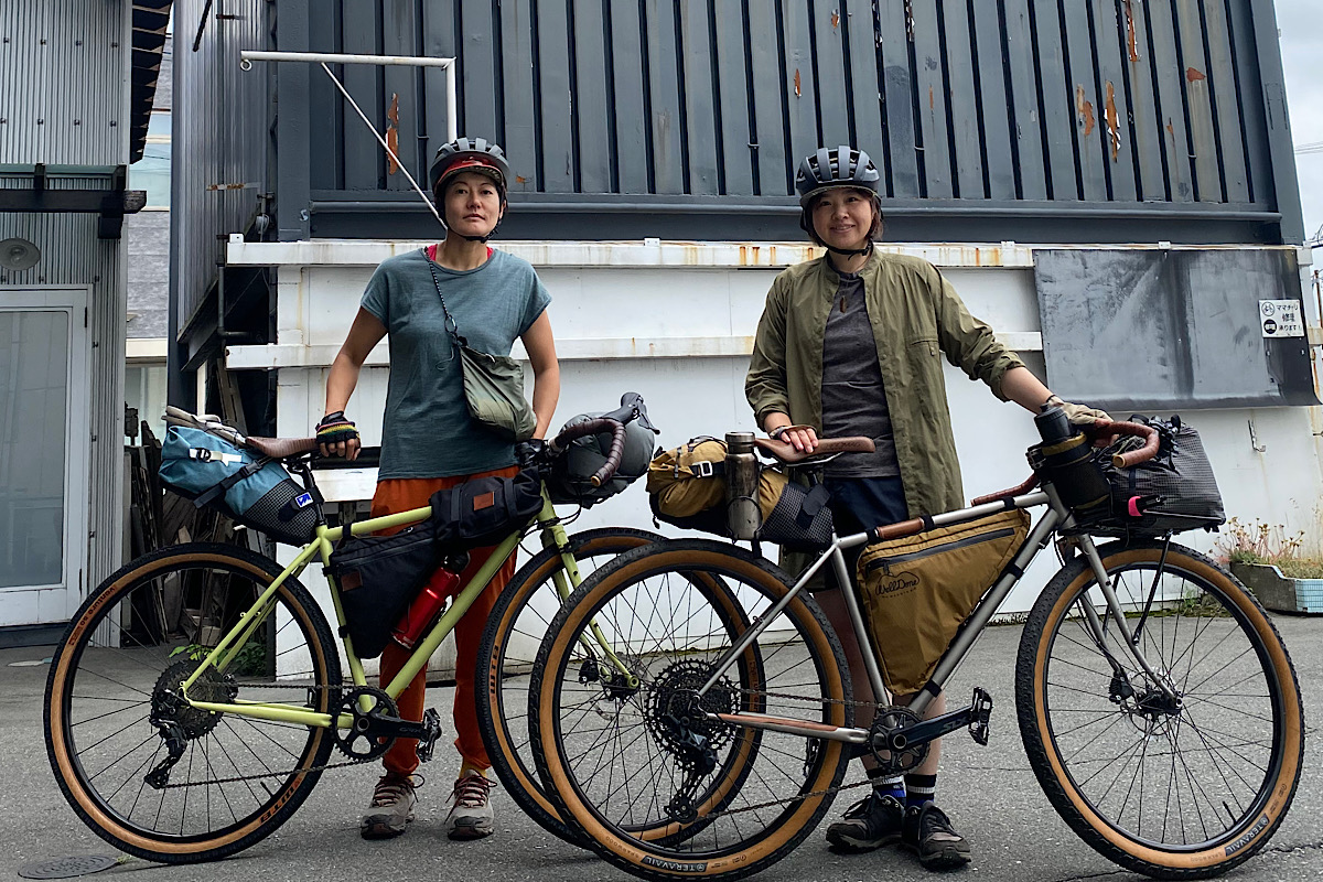 グラベルバイクと女性２人