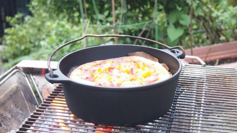 ダッチオーブンで簡単ピザを作るには？ピザ生地の作り方や焼き時間を詳しく解説