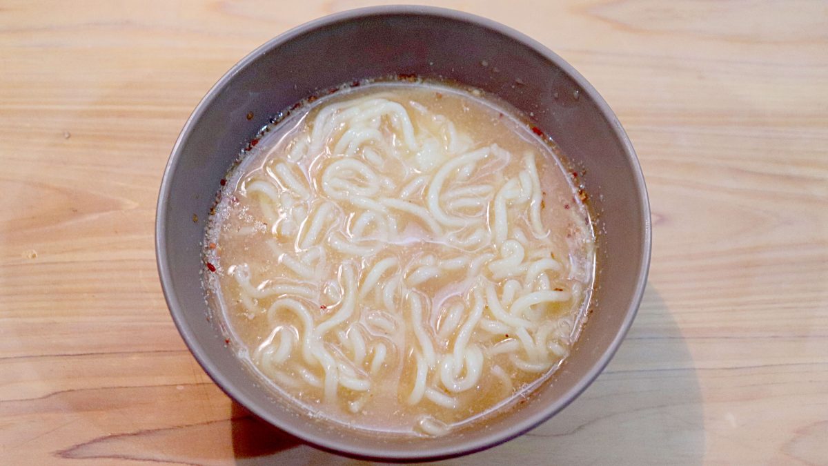 スープに麺を入れる