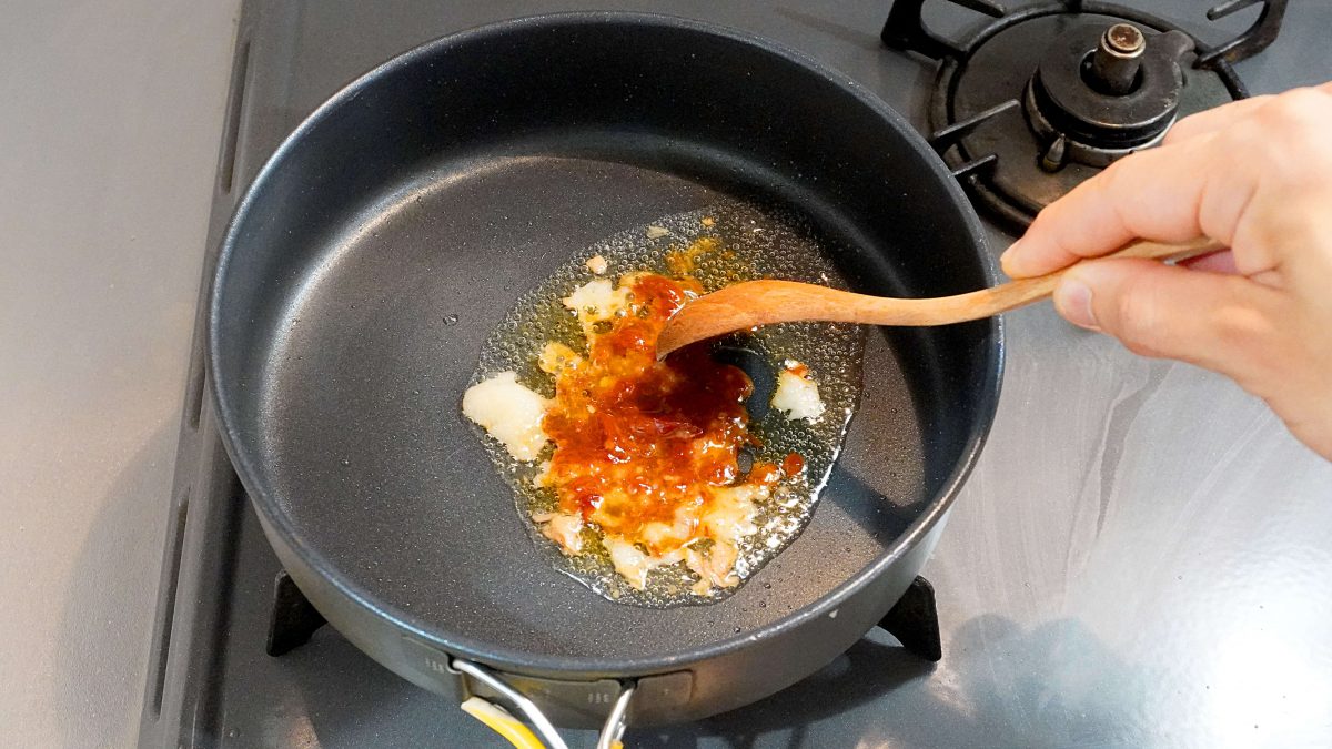 シーチキンの油、豆板醤、おろしにんにくを炒める