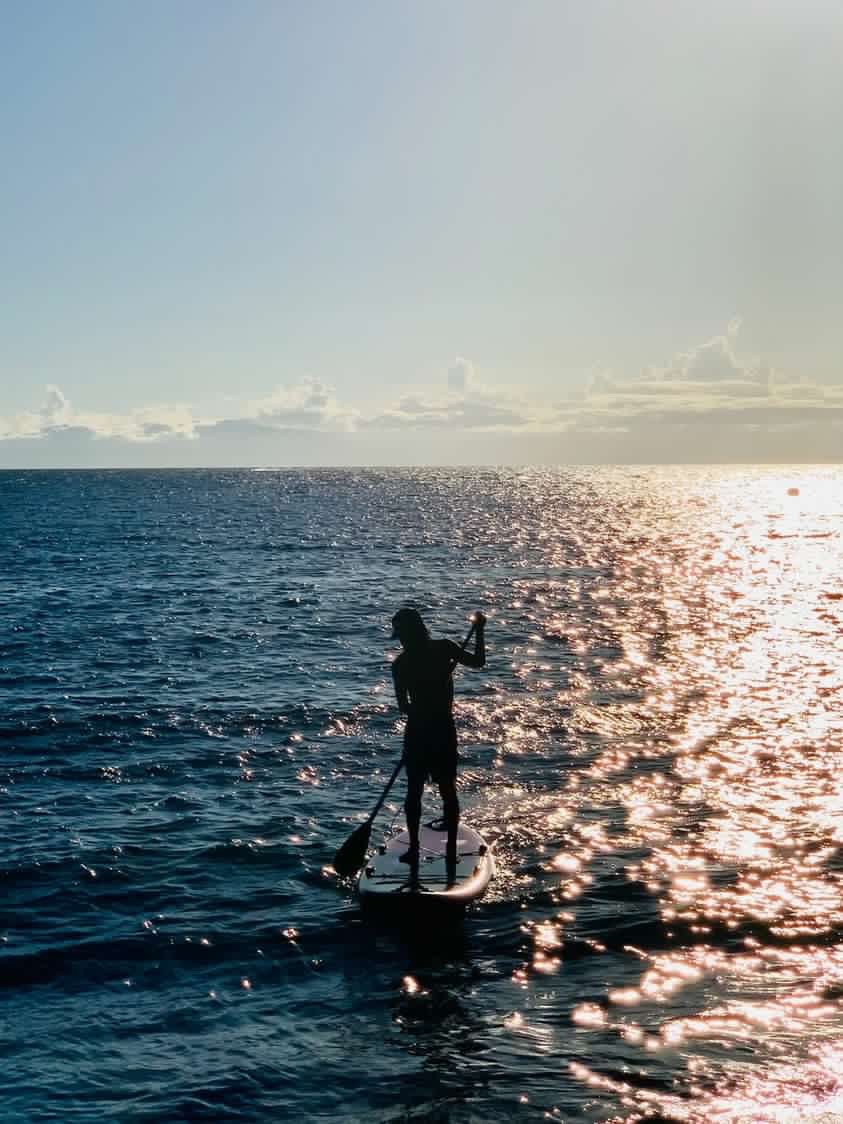 夕暮れの海でSUP