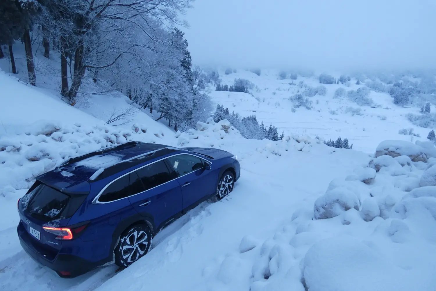 雪の中走る車