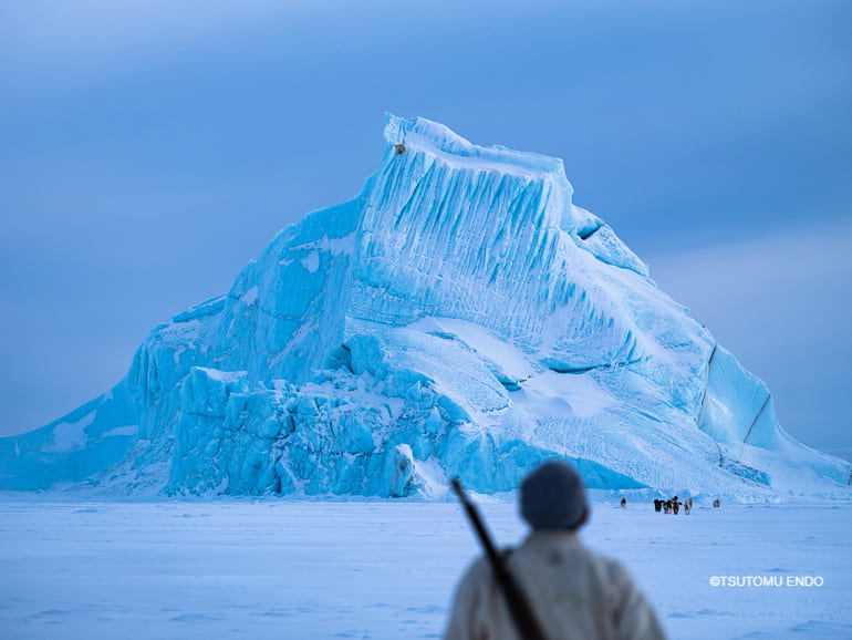 北極圏の氷山と猟師