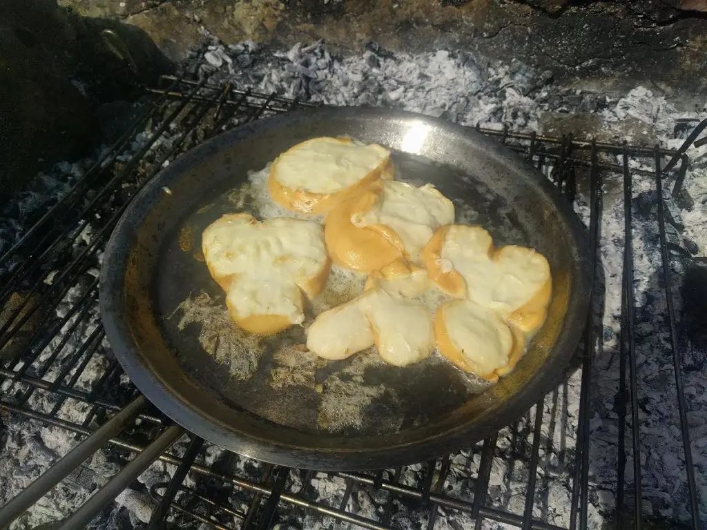 フライパンでチーズを焼く様子