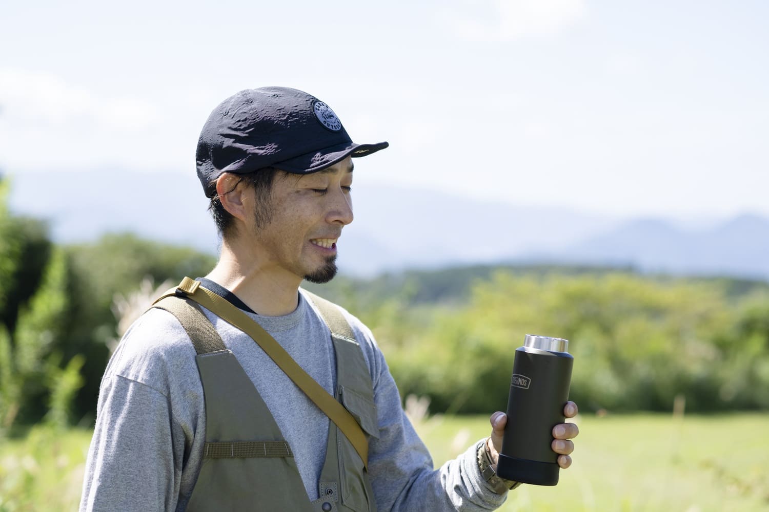 水筒で飲み物を飲む